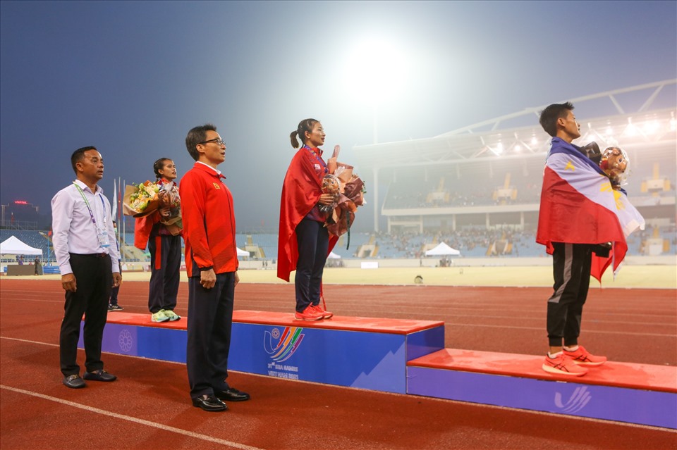 Chiến thắng ở nội dung 5.000m nữ của đoàn Việt Nam càng ý nghĩa hơn khi chính Phó Thủ tướng Vũ Đức Đam là người trao huy chương cho Nguyễn Thị Oanh và Hồng Lệ.