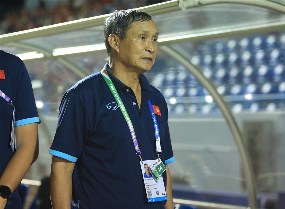 Huấn luyện viên Mai Đức Chung hài lòng với chiến thắng của tuyển nữ Việt Nam. Ảnh: P.T