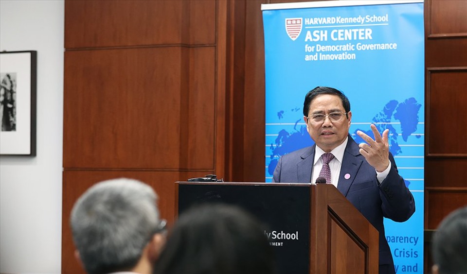 Thủ tướng Phạm Minh Chính dành thời gian trình bày rõ về việc Việc Nam xây dựng nền kinh tế độc lập, tự chủ gắn với chủ động, tích cực hội nhập quốc tế sâu rộng. Ảnh: VGP