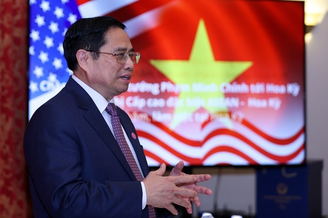 Thủ tướng Phạm Minh Chính biểu dương cán bộ, nhân viên Đại sứ quán Việt Nam tại Mỹ. Ảnh: VGP
