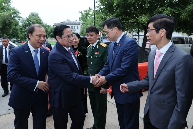 Thủ tướng Phạm Minh Chính gặp gỡ cán bộ, nhân viên Đại sứ quán Việt Nam tại Mỹ và các cơ quan đại diện trực thuộc Đại sứ quán. Ảnh: VGP