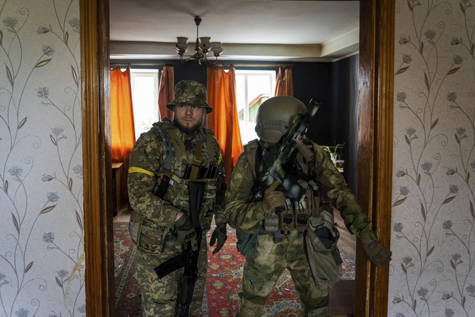 Ukraine's National Guard patrols in a recently recaptured village on the outskirts of Kharkiv, May 14, 2022.  Photo: AP