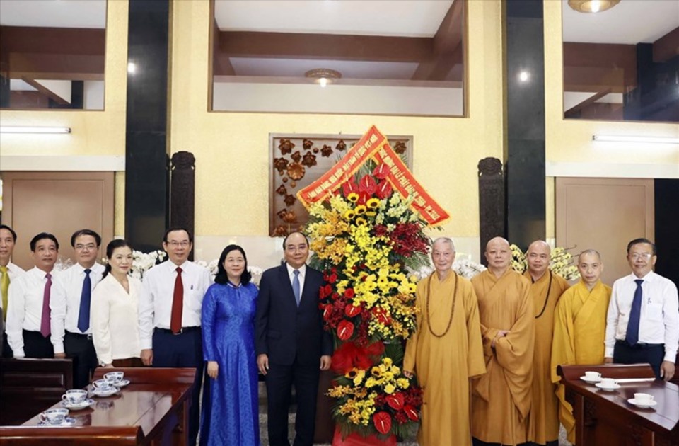Chủ tịch nước Nguyễn Xuân Phúc thăm chùa Huê Nghiêm. Ảnh: S.M