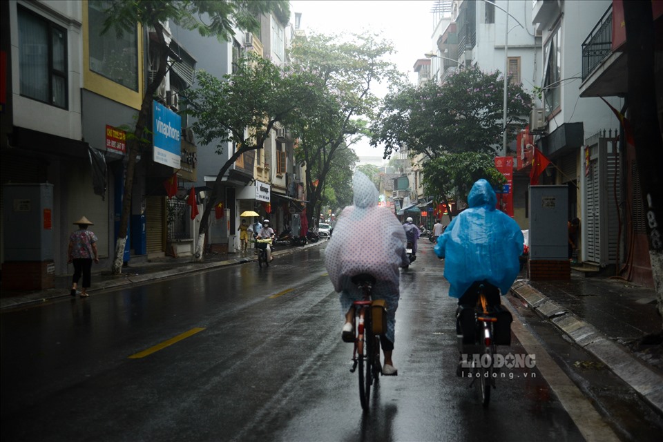 Mặc dù trời mưa lạnh, nhưng vẫn có nhiều người dân sẵn sàng mặc áo mưa để tham gia các hoạt động thể dục ngoài trời như đạp xe.