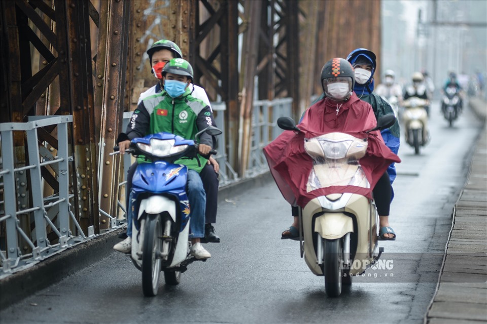 Mặc dù mưa không to, nhưng kèm theo khí lạnh khiến nhiều người dân phải mặc cả áo khoác để giữ nhiệt.