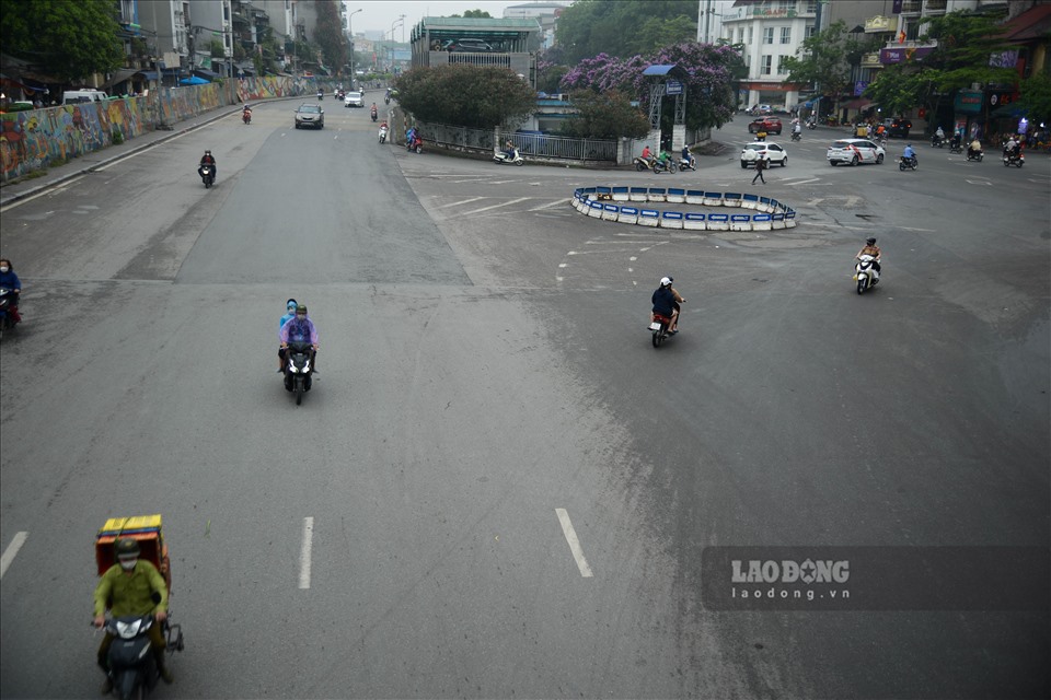 Giao thông trên nhiều tuyến đường lớn của Hà Nội cũng trở nên vắng vẻ và thưa thớt do người dân không đi ra khỏi nhà vì mưa.