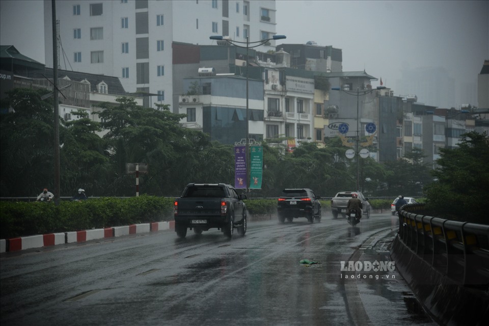 Tình hình giao thông trên các tuyến đường thường xuyên xảy ra tắc nghẽn vào giờ cao điểm như Thuỵ Khuê, Bưởi, Văn Cao… cũng tương tự.