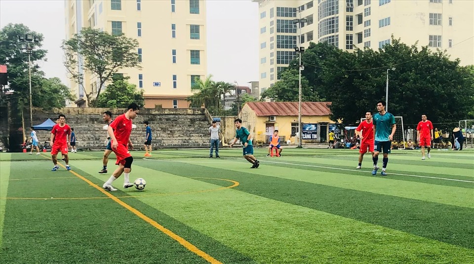 Sau lễ khai mạc, các đội thi đấu 10 trận tại Sân bóng đá Trường đại học Hàng hải Việt Nam. Ảnh: CĐHP