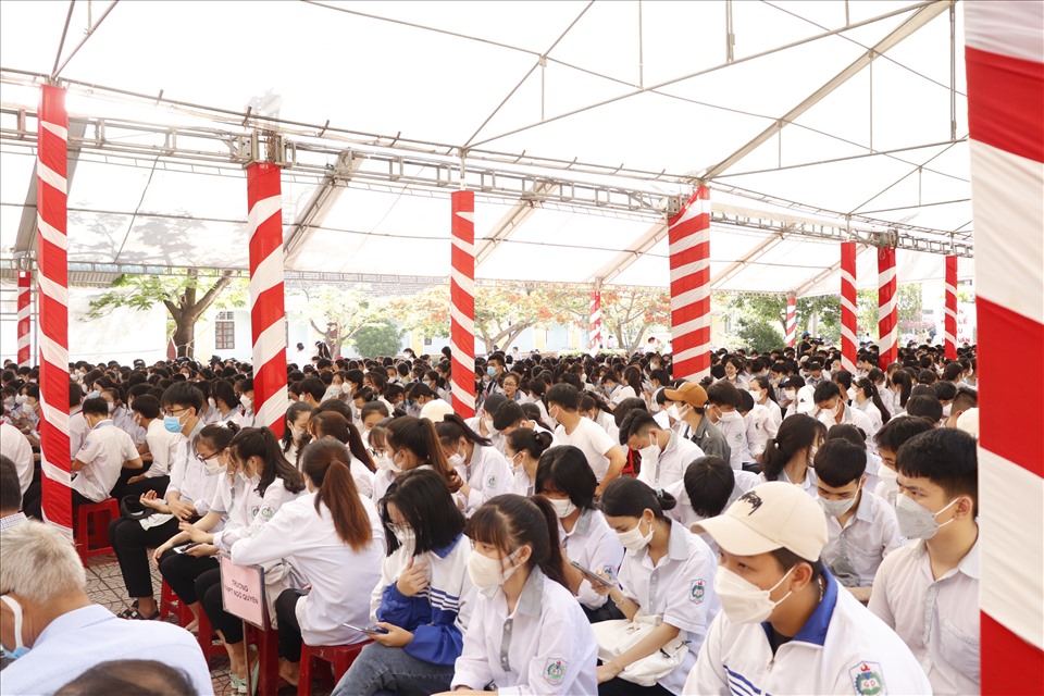 Ngày hội có sự tham gia của 8 đơn vị tư vấn và hơn 1.200 em học sinh. Ảnh: H.L