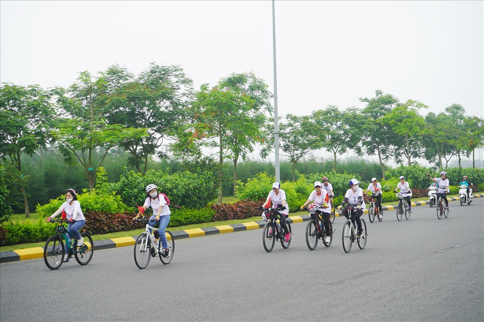 Hoạt động đạp xe vì môi trường thu hút đông đảo đoàn viên, người lao động. Ảnh: Mai Dung