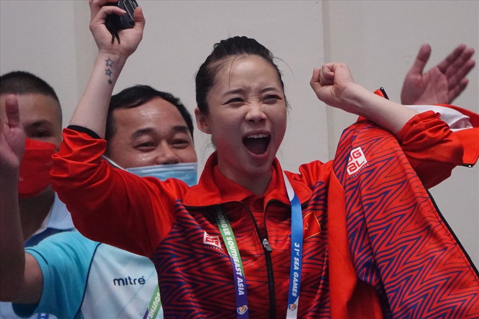 Nữ vận động viên sinh năm 1993 hét lên sung sướng khi nhìn thấy Phạm Quốc Khánh được các trọng tài chấm 9.70 điểm. Đây là điểm số rất cao ở nội dung côn thuật nam, giúp Quốc Khánh tràn đầy cơ hội giành huy chương vàng.