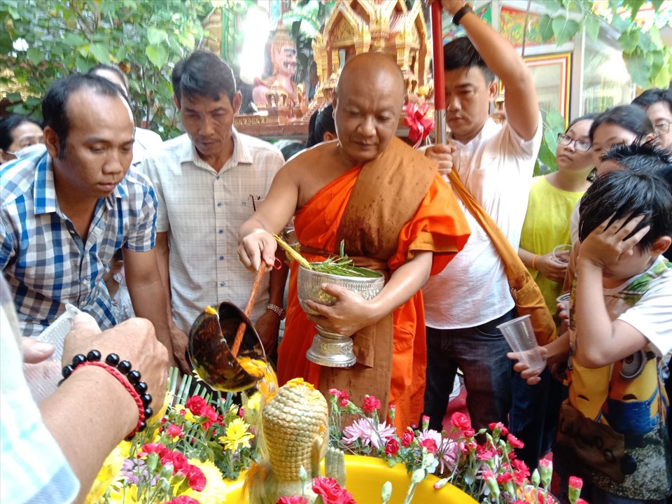 Thượng tọa Lý Hùng thực hiện nghi lễ tắm Phật. Ảnh: Phong Linh