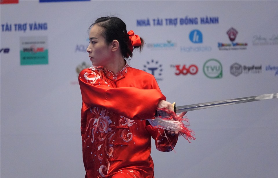 “Mỹ nữ” của wushu Việt Nam thực hiện bài thi của minh rất xuất sắc, với những động tác vừa mềm mại, vừa dứt khoát, thể hiện được thần thái như mong đợi. Các khán giả tại nhà thi đấu quận Cầu Giấy cổ vũ rất nhiệt tình cho Minh Huyền.