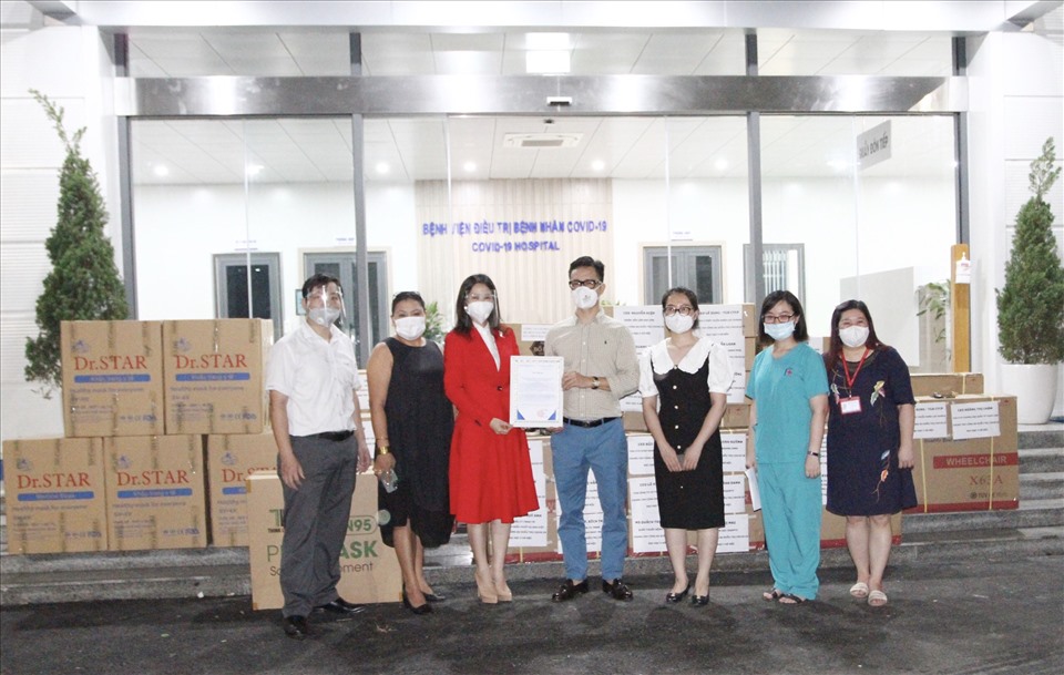 Doanh nhân Lê Dung hỗ trợ vật tư y tế chống dịch COVID-19. Ảnh M.A