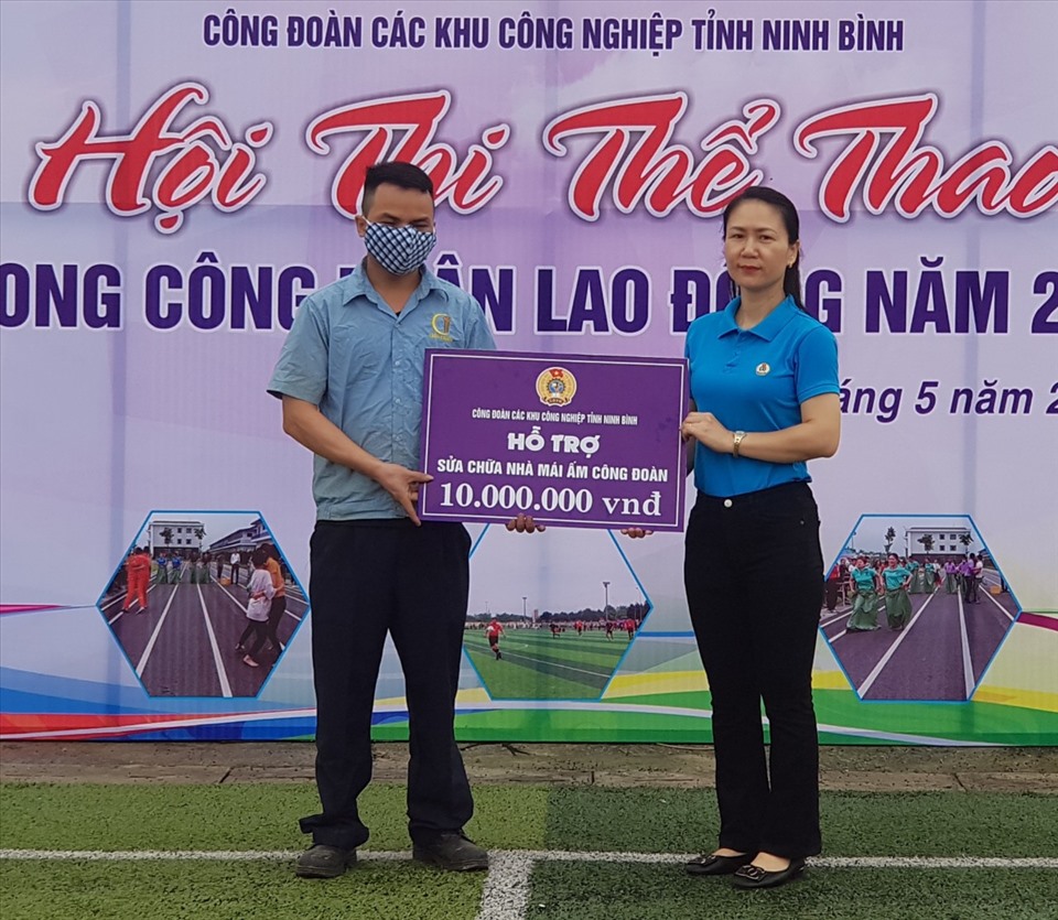 Đại diện lãnh đạo Công đoàn các khu công nghiệp tỉnh Ninh Bình tra hỗ trợ sửa chữa nhà mái ấm công đoàn cho công nhân lao động. Ảnh: NT
