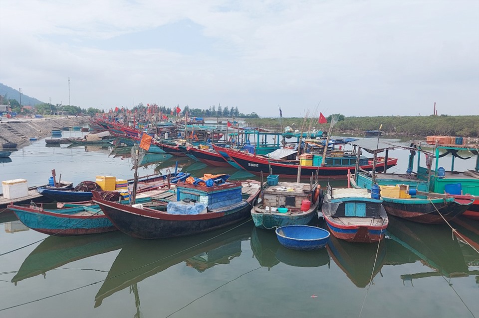 Hàng trăm tàu cá đá neo đậu kín khu tránh trú ở Cửa Sót do ảnh hưởng không khí lạnh, thời tiết trên biển xấu từ chiều ngày 15.5. Ảnh: Trần Tuấn.