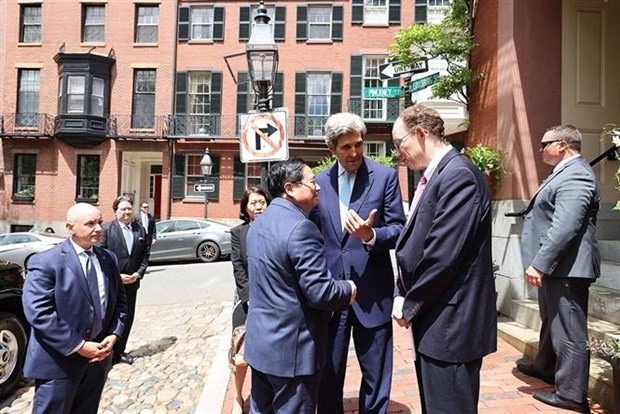 Thủ tướng Phạm Minh Chính và ông John Kerry, Đặc phái viên của Tổng thống Mỹ về biến đổi khí hậu. Ảnh: TTXVN