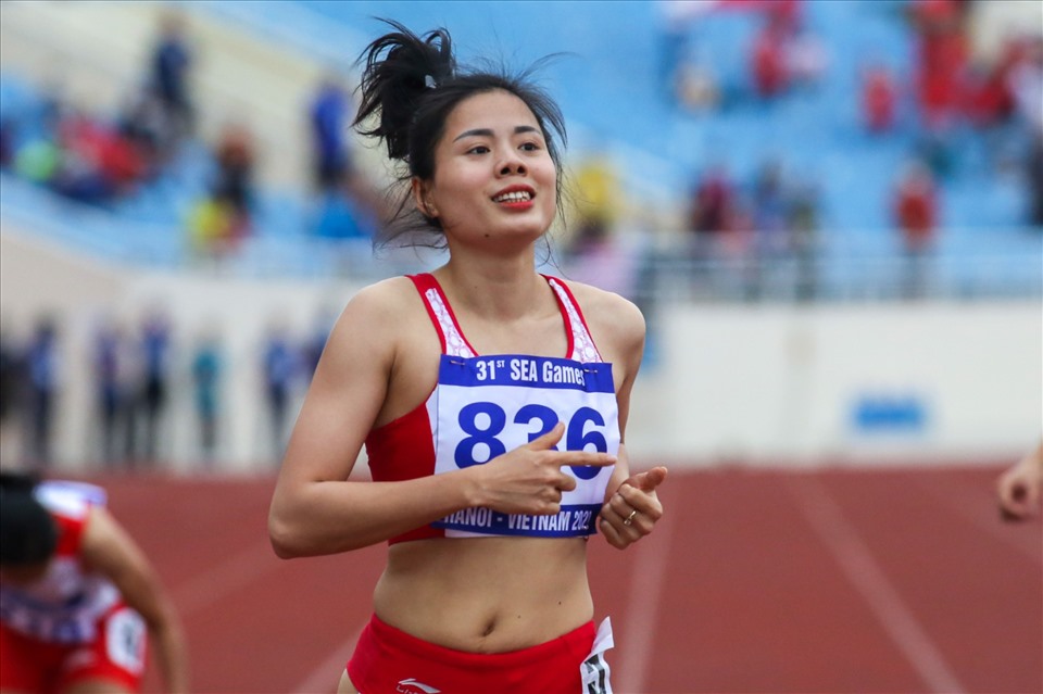Bà mẹ 1 con" Nguyễn Thị Huyền thống trị đường chạy 400m nữ SEA Games 31