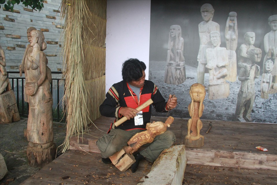 Nghệ nhân ở Đắk Lắk tạc tượng gỗ. Ảnh: Lê Hường