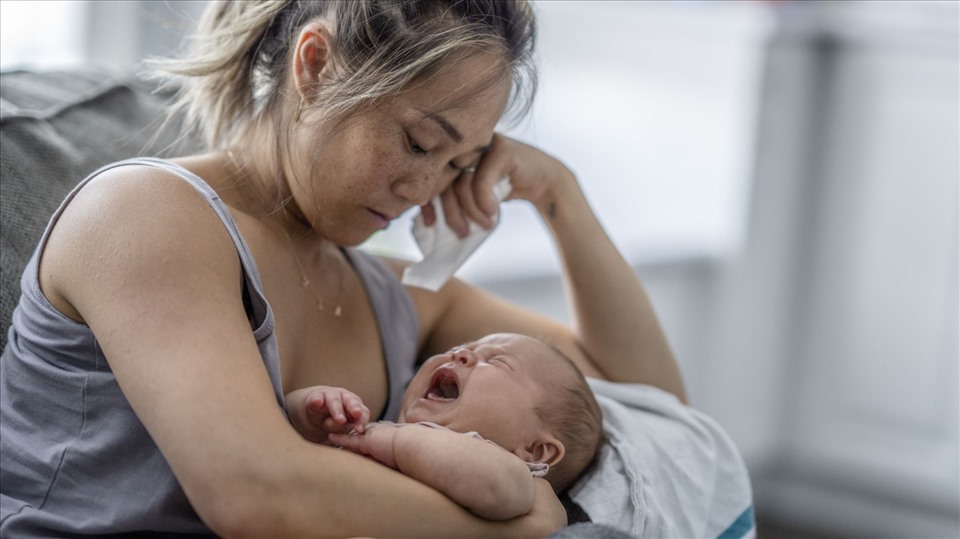 Trầm cảm sau sinh được coi là cơn ác mộng của nhiều bà mẹ bỉm sữa. Ảnh: Shutterstock.