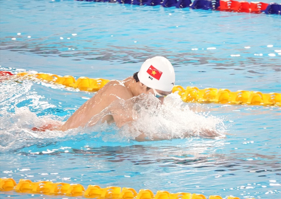 Ở 100m bơi ếch sau đó, Quang Thuấn rất tích cực bám đuổi Hưng Nguyên và nới rộng khoảng cách với các đối thủ phía sau.