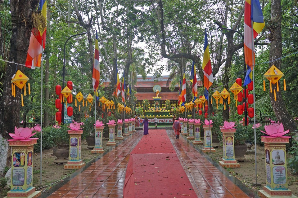 Tại các ngôi chùa ở Huế được trang hoàng cờ, đèn lồng,.. với nhiều màu sắc sặc sỡ.