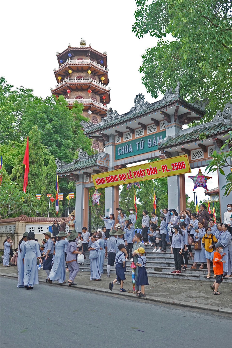 Rất nhiều Phật tử cùng nhau tụ họp tại chùa để chuẩn bị tham gia buổi lễ.