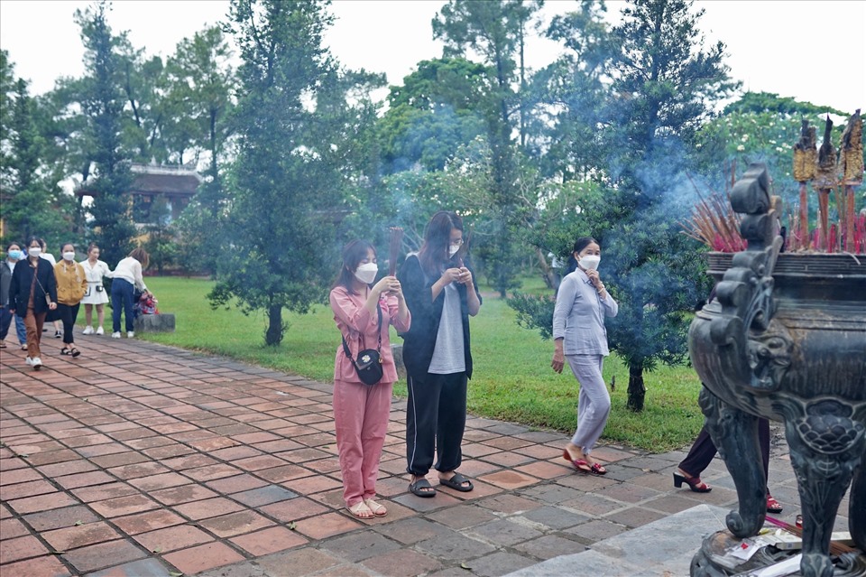 Các bạn trẻ đang thắp hương để cầu nguyện cho một mùa Phật Đản bình an, hạnh phúc.