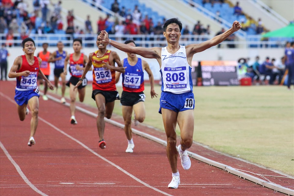 Ít phút sau đó, ở nội dung 5.000m dành cho nam, Văn Lai cũng thể hiện sự áp đảo trên đường đua khi một mình băng về đích. Thành tích 16 phút 34 giây giúp Văn Lai đem về tấm huy chương vàng cho điền kinh Việt Nam.