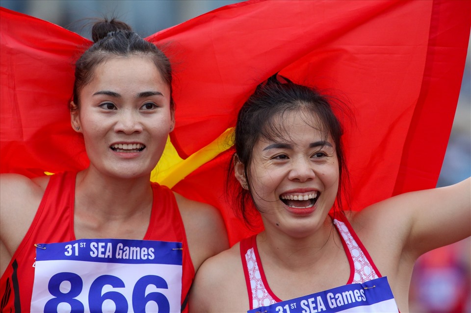 Người động đội của Nguyễn Thị Huyền và Quách Thị Lan (trái) cũng xuất sắc cán đích ở vị trí thứ 3 và mang về tấm huy chương đồng.