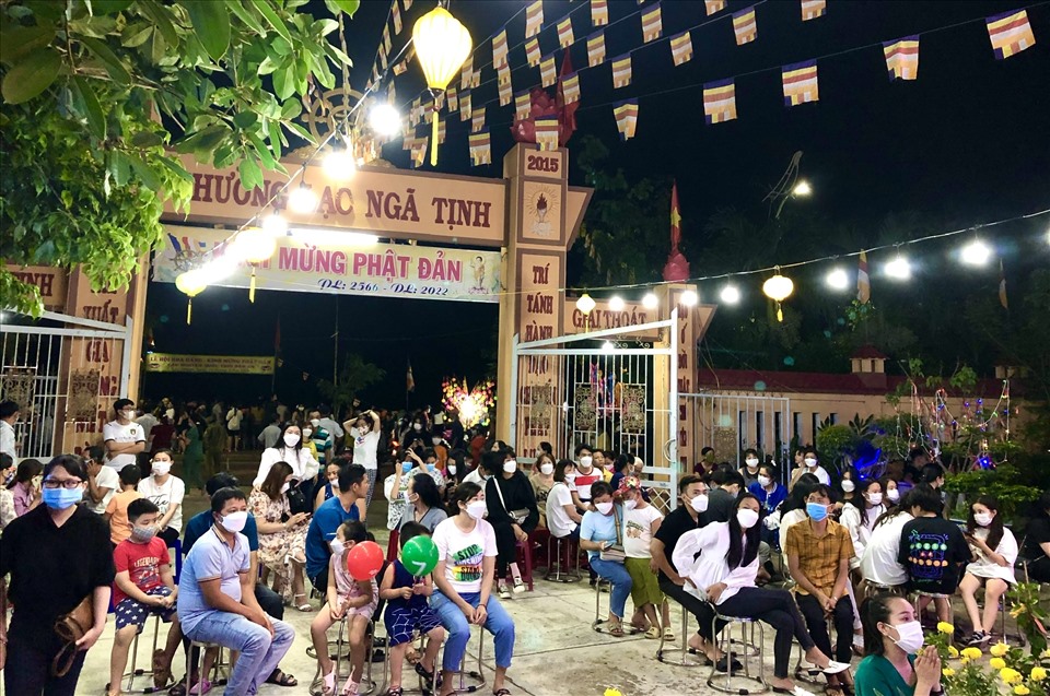 Lễ hội hoa đăng 2022 tại Tịnh Xá Ngọc Phú thu hút đông đảo người dân tham gia dâng hương và thả đèn hoa cầu nguyện.