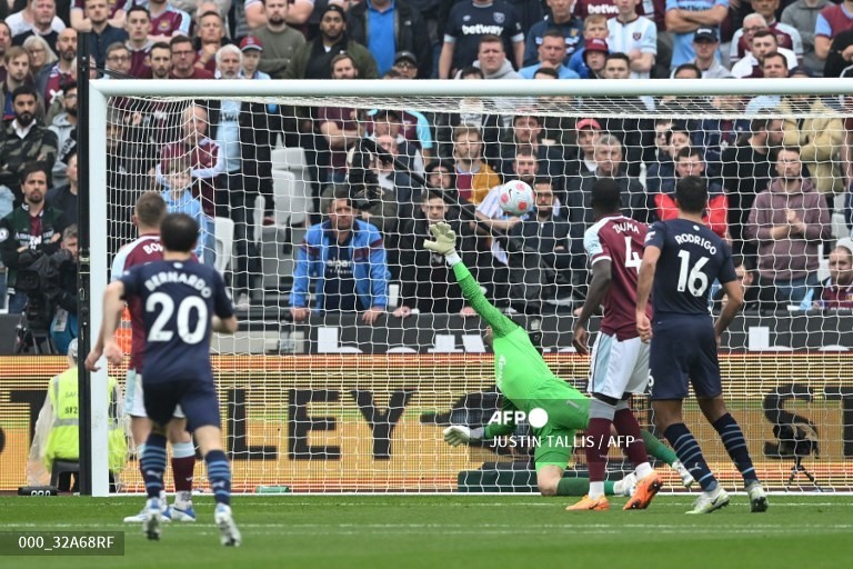 West Ham ghi 2 bàn để vượt lên trong hiệp 1. Ảnh: AFP