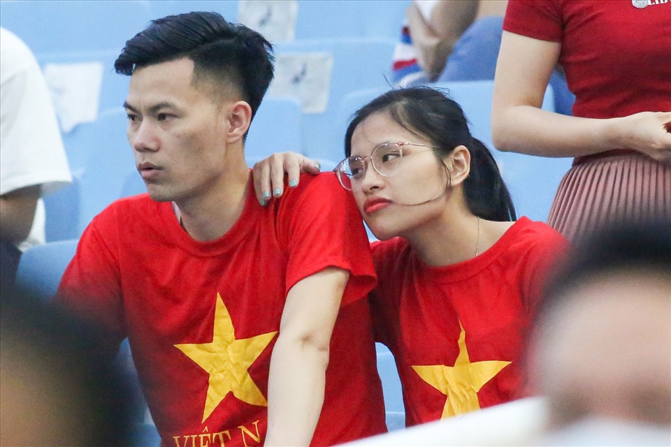 Nhiều người hâm mộ mặc áo đỏ sao vàng, thể hiện tình yêu với thể thao Việt Nam.