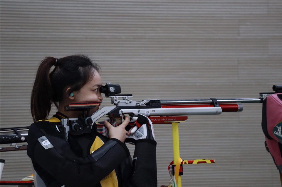 Phí Thị Thảo giành huy chương bạc nội dung súng hơi 10m nữ. Ảnh: Thanh Vũ