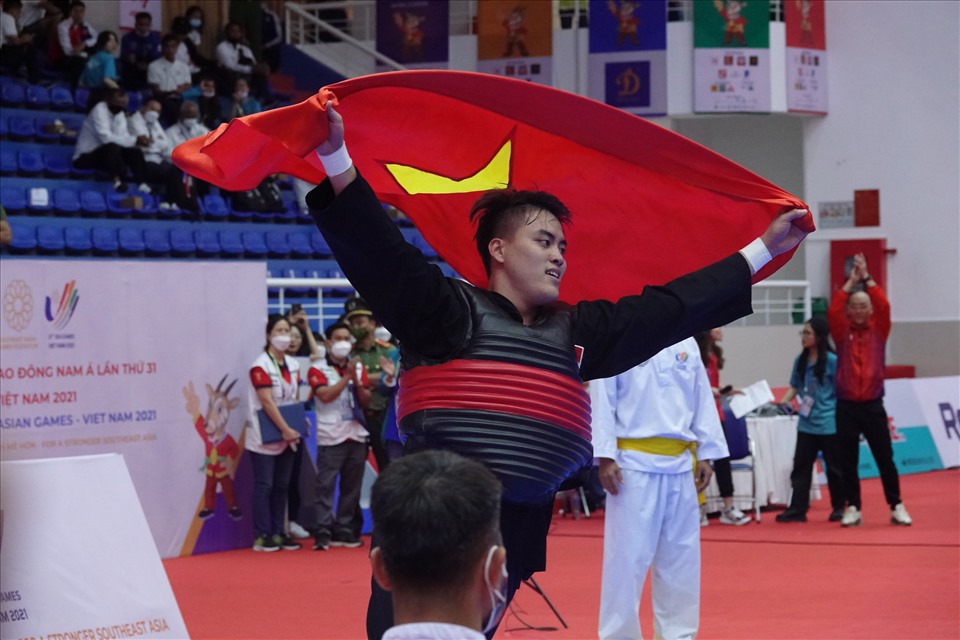 Vận động viên Lê Văn Toàn giành huy chương vàng pencak silat hạng cân 110kg nam. Ảnh: Nguyễn Đăng