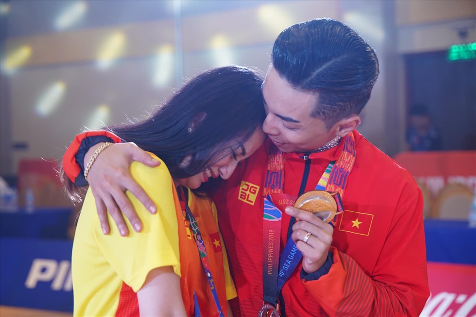 Khánh Thi và Phan Hiển tình cảm sau khi giành HCV ở SEA Games 30. Ảnh: FBNV.