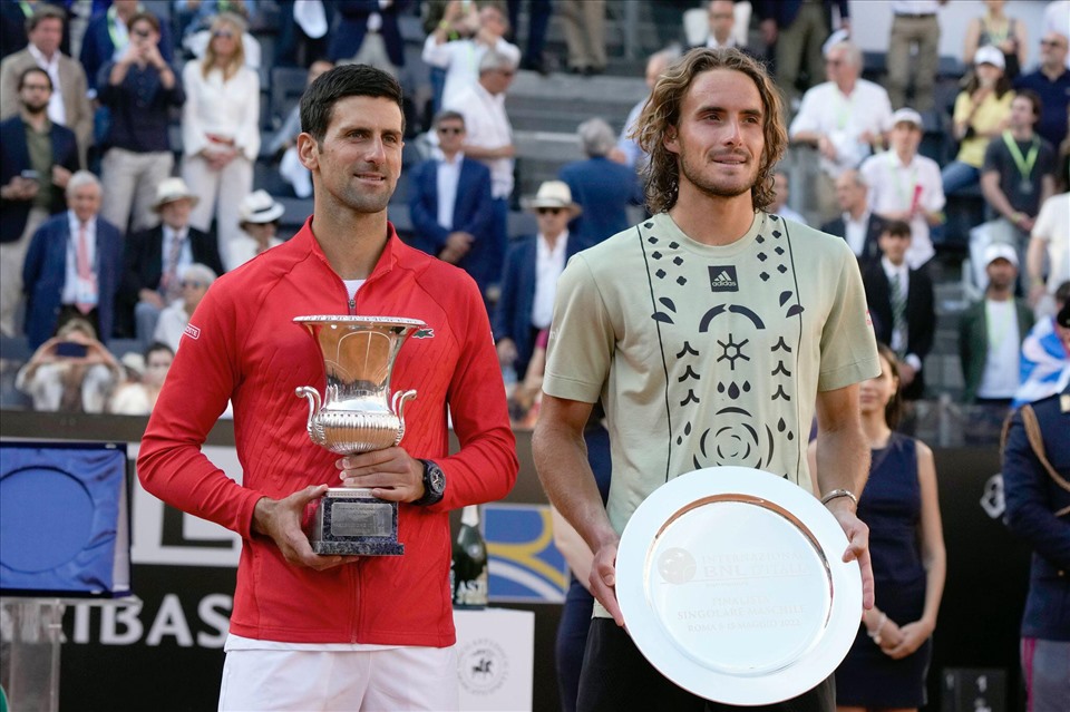 Stefanos Tsitsipas rất nỗ lực trong set 2 nhưng chưa đủ để khuất phục Djokovic. Ảnh: ATP
