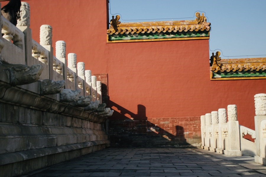 Dưới thời phong kiến, trừ hoàng cung ra, chỉ có phủ thân vương và những đền miếu quan trọng mới sơn tường màu đỏ. (Ảnh: Tân Hoa Xã)