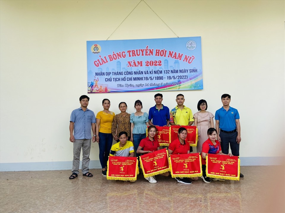 Ông Vũ Văn Bính - Phó Chủ tịch LĐLĐ huyện và ông Vũ Hoàng Mạnh - Phó Giám đốc Công ty Cổ phần trà Than Uyên trao giải cho các đội bóng.