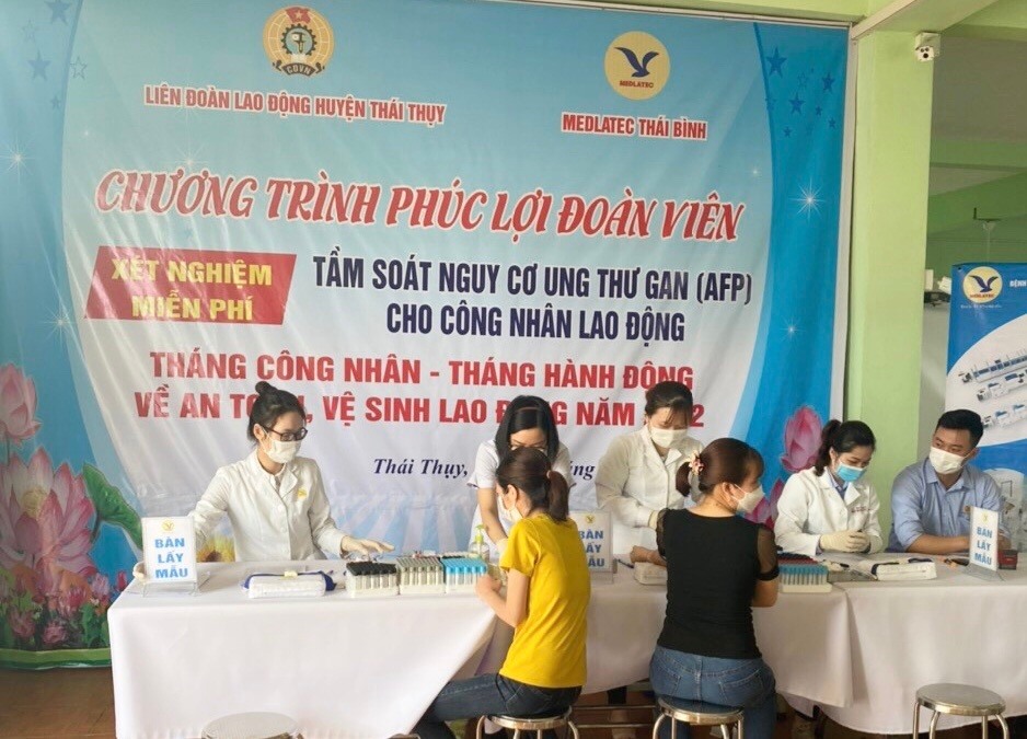 Công đoàn huyện Thái Thụy tổ chức xét nghiệm miễn phí tầm soát nguy cơ ung thư gan cho 200 công nhân lao động. Ảnh: B.M