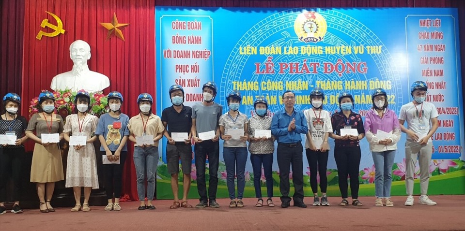 Chủ tịch LĐLĐ huyện Vũ Thư - Phạm Văn Trịnh trao quà tình nghĩa tháng 5 cho đoàn viên, người lao động. Ảnh: B.M