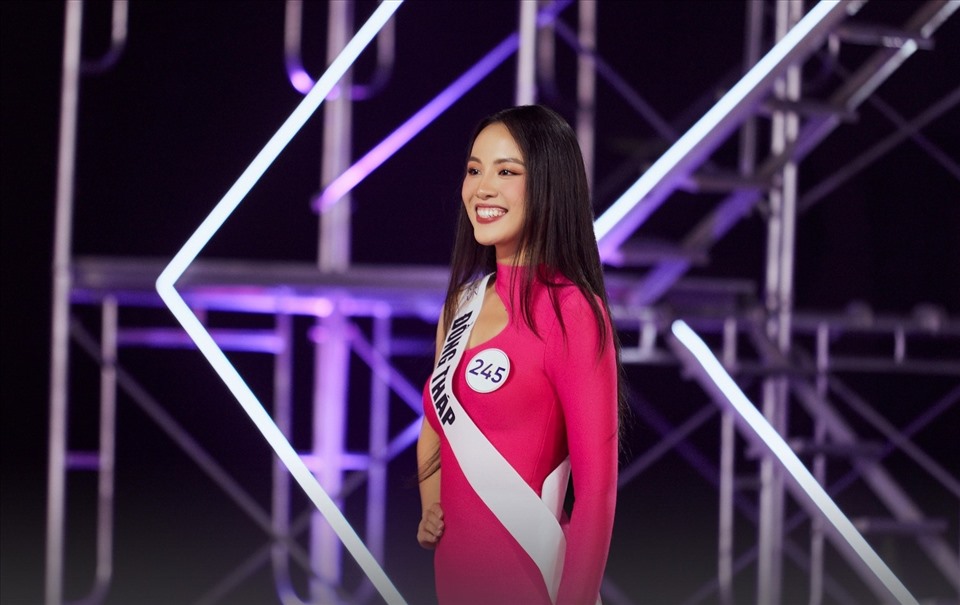 Huỳnh Phạm Thủy Tiên (245)  Với phần thi “Wear Your Sash” trong tập 2, thí sinh Huỳnh Phạm Thủy Tiên (245) là thí sinh có số điểm cao nhất và là người chiến thắng thử thách. Với điểm số cao nhất, người đẹp là thí sinh đầu tiên có quyền chọn đội. Huỳnh Phạm Thủy Tiên - cựu hoa khôi Ngoại thương từng nặng 90 kg, đã nỗ lực tập luyện rất nhiều để cải thiện vóc dáng. Khi Kim Duyên kể câu chuyện bản thân từng vượt qua nỗi sợ “body shaming“, Thủy Tiên đồng cảm. Cuối cùng, cô quyết định chọn về với đội Kim Duyên - Á hậu Hoàn vũ Việt Nam 2019, dù Mâu Thủy hứa hẹn “thuê ekip, mời người từng thi quốc tế về chỉ dạy kinh nghiệm“. Đến với Hoa hậu Hoàn vũ Việt Nam 2022, người đẹp muốn thông qua câu chuyện của bản thân, gửi đến phụ nữ nói chung thông điệp: Hãy biết yêu thương bản thân, vượt qua tự ti, không ngừng thay đổi để trở thành phiên bản tốt nhất của chính mình.  (Hình 1)