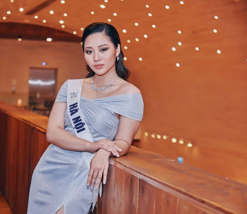 Nguyễn Thị Phương Thảo là nữ BTV - MC truyền hình. Người đẹp gốc Hà Nội sinh năm 1997, cao 1,7 m với số đo hình thể: 93-67-101 cm, nặng 65 kg.