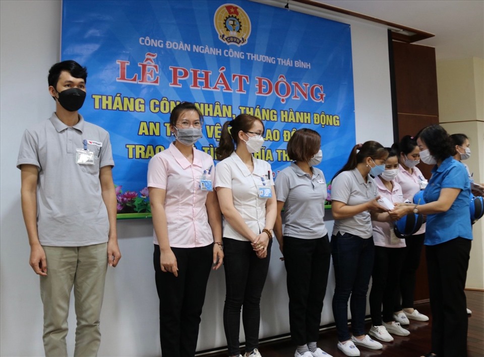 Chủ tịch Công đoàn ngành Công thương Thái Bình - Hoàng Thị Hồng Hạnh trao quà động viên công nhân lao động tại buổi lễ. Ảnh: B.M