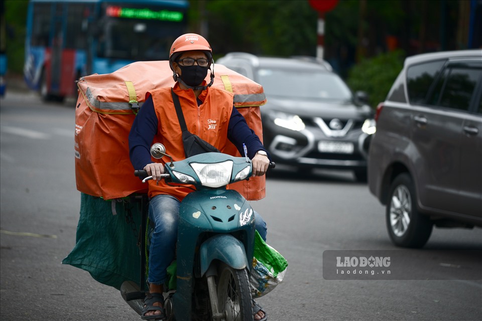 Ghi nhận của phóng viên, trong ngày 16.5, tại Hà Nội trời đã ngừng mưa, tuy nhiên trời vẫn nhiều mây và âm u, nhiệt độ duy trì ở mức 19-21 độ khiến người dân khi ra đường đã phải mặc áo dài tay và áo khoác ngoài để giữ ấm.