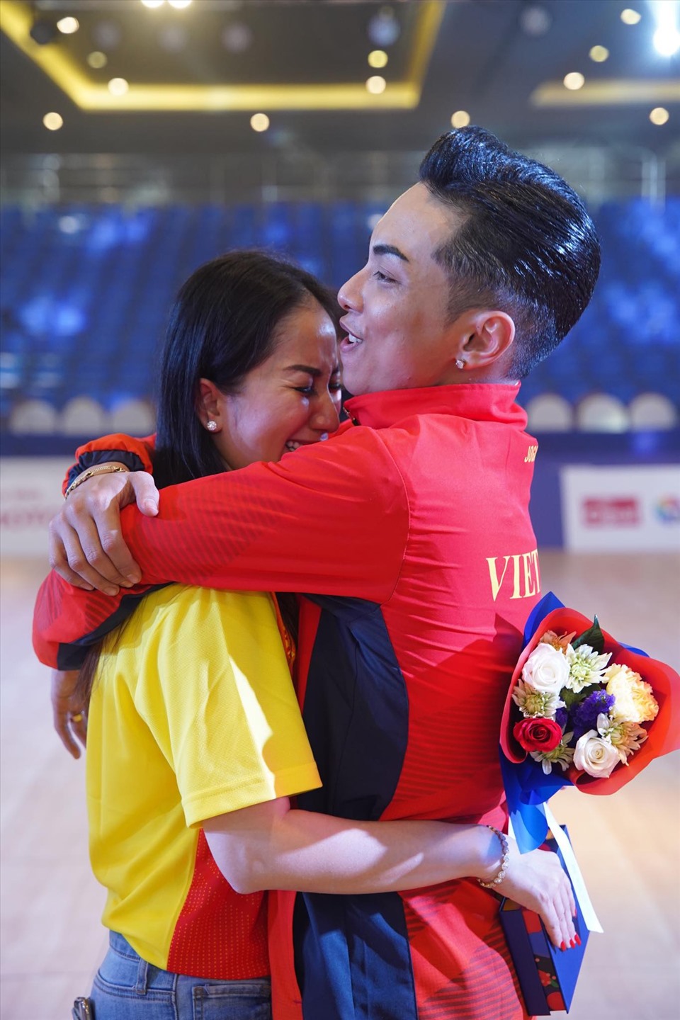 Sau 14 năm không góp mặt trong các kỳ SEA Games, dancesport Việt Nam đã có được những tấm huy chương quý giá. Là HLV đồng hành cùng các VĐV, Khánh Thi vỡ òa trong hạnh phúc khi chứng kiến Phan Hiển và bạn nhảy Nhã Uyên có được thành tích tốt tại SEA Games 30. Ảnh: FBNV.