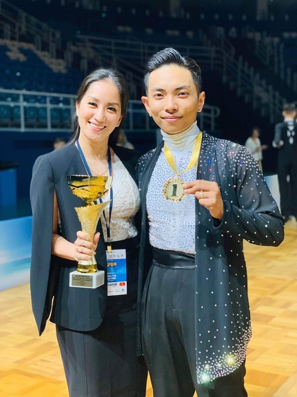 Năm 2019, Khánh Thi đồng hành cùng Phan Hiển tham dự giải Rising Star Sochi Open 2019 được tổ chức tại Nga. Nữ kiện tướng tiết lộ khi biết chồng giành số điểm cao nhất cuộc thi, cô thấy lùng bùng bên tai vì không tin nổi. Ảnh: FBNV.