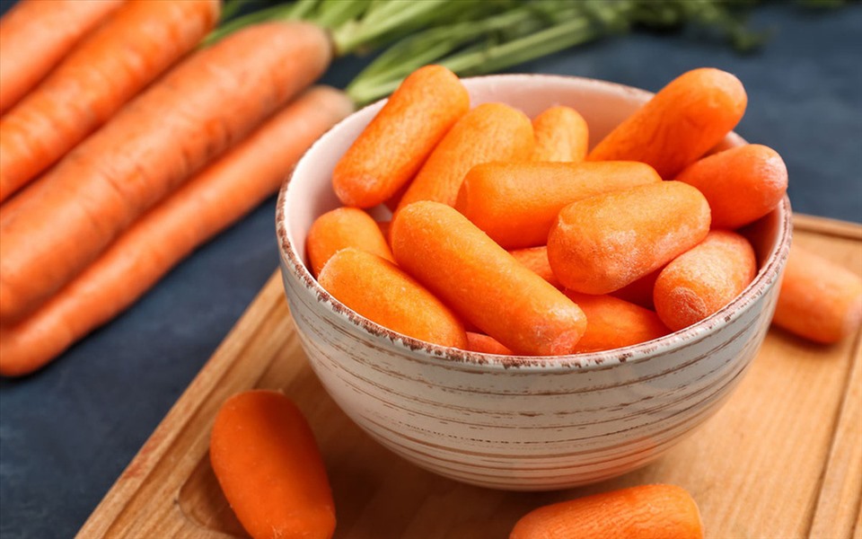 3. Cà rốt: Cà rốt sống cung cấp nhiều giá trị dinh dưỡng hơn cà rốt nấu chín. Thực phẩm thô này rất tốt cho mắt và giúp cơ thể luôn tràn đầy năng lượng.