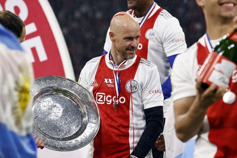 Ten Hag nâng cao danh hiệu vô địch Hà Lan cùng Ajax sớm 1 vòng đấu. Ảnh: AFP
