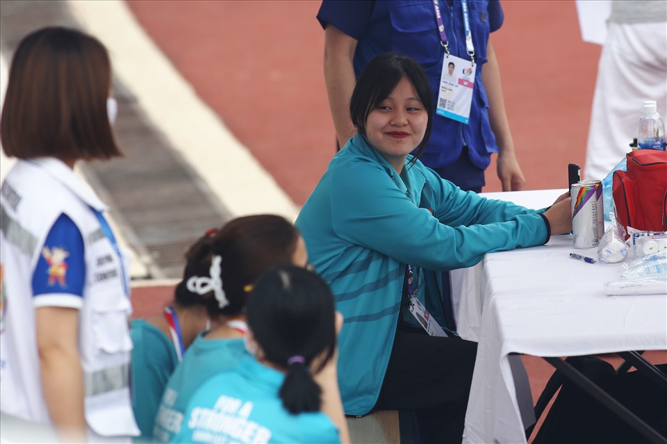 Hầu hết tình nguyện viên tại SEA Games 31 đều có kiến thức và giỏi ngoại ngữ để hỗ trợ các đoàn vận động viên nước ngoài sang tranh tài tại Việt Nam.